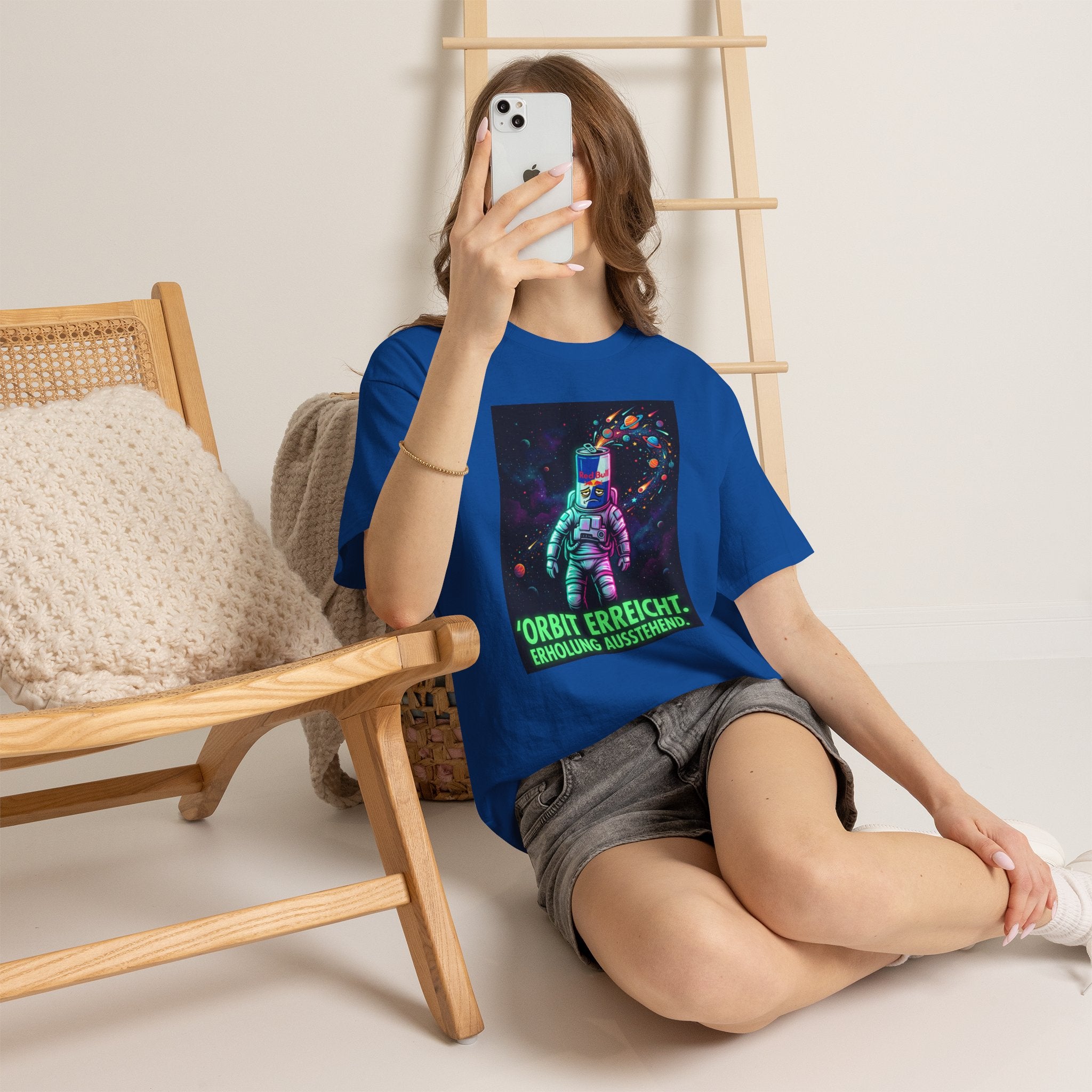 Astronaut Graphic Tee — “Orbit erreicht. Erholung ausstehend.” Neon Space Shirt