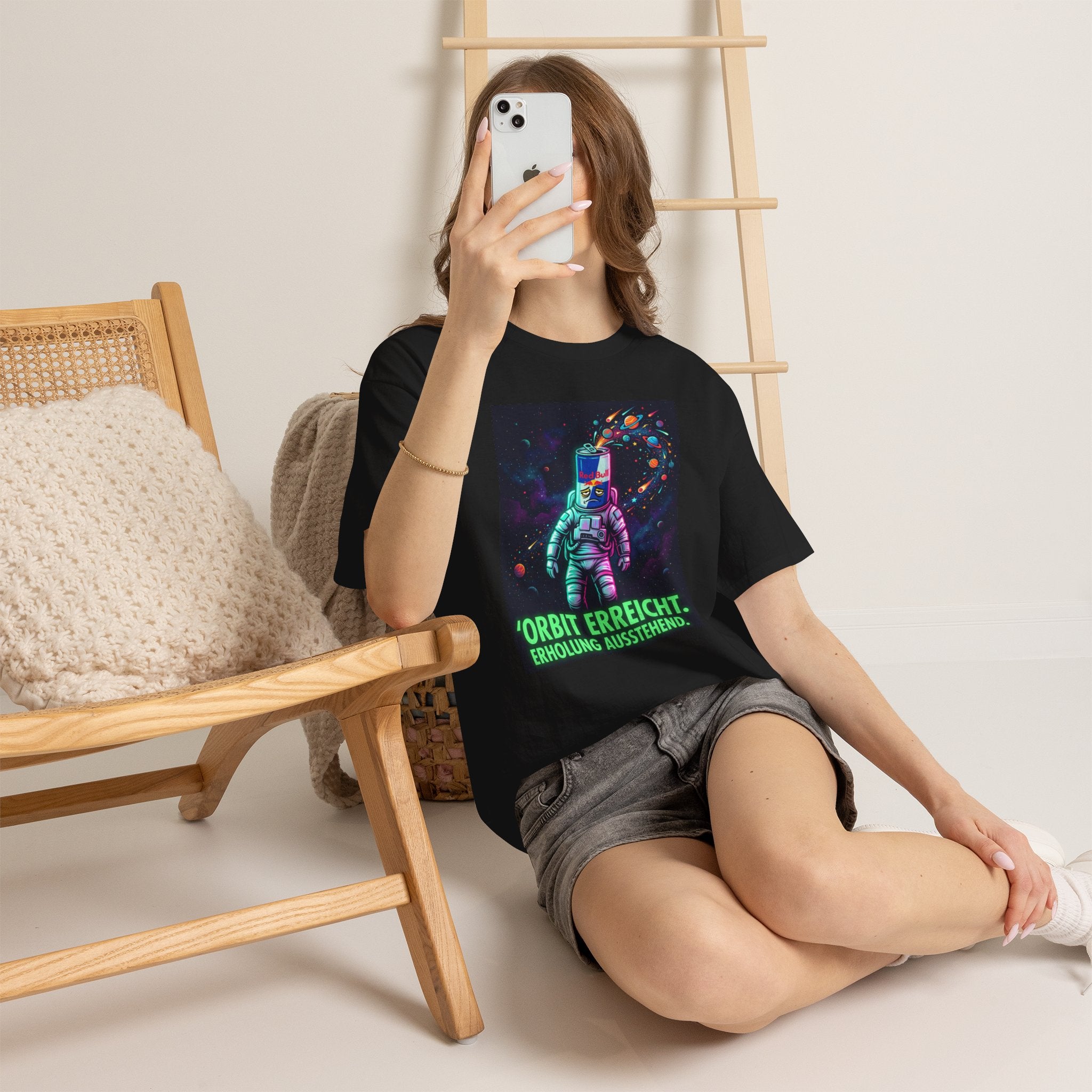 Astronaut Graphic Tee — “Orbit erreicht. Erholung ausstehend.” Neon Space Shirt