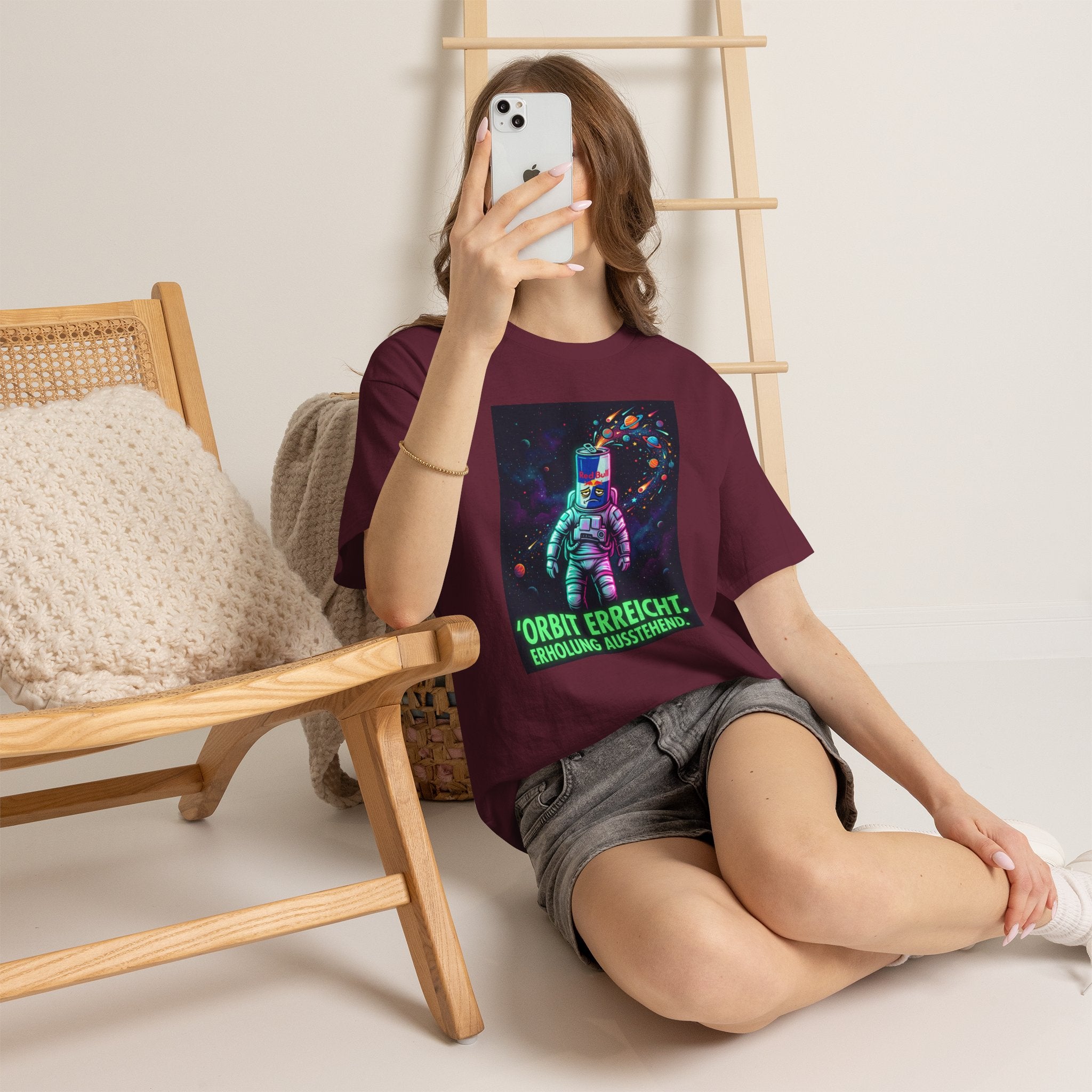 Astronaut Graphic Tee — “Orbit erreicht. Erholung ausstehend.” Neon Space Shirt